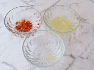 2、木瓜银耳养颜羹,桃胶皂角米雪燕分别提前12小时泡发，我一般是前天晚上泡发，第二天起来就可以用了