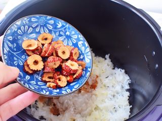 7、木瓜银耳养颜羹,加入红枣片