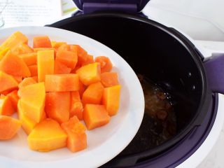 12、木瓜银耳养颜羹,加入木瓜