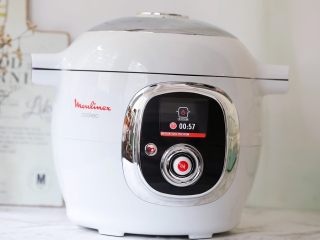 9、木瓜银耳养颜羹,再盖上锅盖，选择《加压烹饪》模式，时间选择60分钟，然后选择立即启动