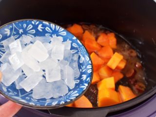 13、木瓜银耳养颜羹,加入冰糖 