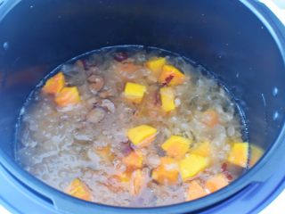 14、木瓜银耳养颜羹,然后选择《传统烹饪》模式，再选择慢煮模式，然后选择立即启动，再煮10分钟即可