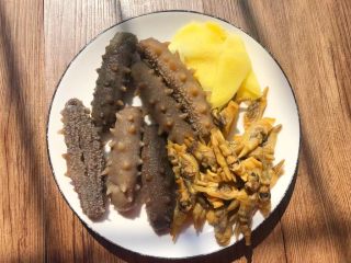 2、海参番鸭汤,泡发好的海参6个，用剪刀把海参剪开，把海参的沙嘴和牙齿清理掉，再清洗干净待用，蛏干清洗干净，生姜去皮清洗干净切成姜片待用。