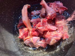 3、海参番鸭汤,把洗干净的番鸭肉倒入锅里，倒入适量水，水量和食材齐平，大火把水烧开。