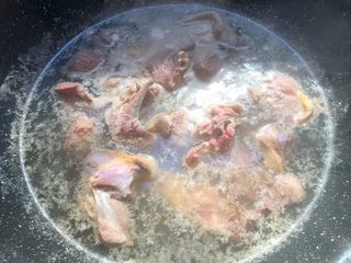 4、海参番鸭汤,锅里水开，再煮3分钟，这样能完全焯出血末。