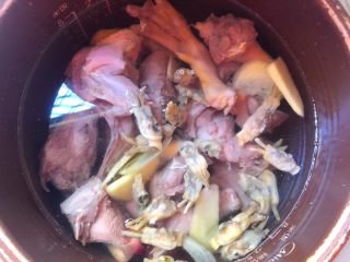 6、海参番鸭汤,倒入适量水，水量自己控制，喜欢喝汤的多放一点水，喜欢汤浓一些就少放一点水，盖上盖子炖40分钟。