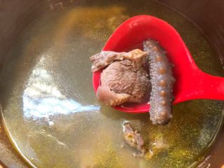 8、海参番鸭汤,炖好以后，放入适量盐，再炖5分钟，加入少许鸡精调匀即可出锅。