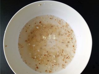 1、凉拌土豆片,老姜，大蒜分别剁碎，放如碗里，冲入温开水；上盖，静置片刻； 