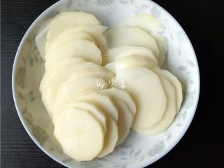 4、凉拌土豆片,再将土豆切片；