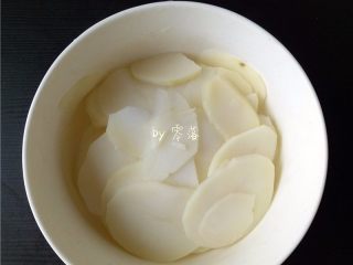 10、凉拌土豆片,将土豆皮捞出，沥干水分；