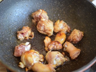 4、家常黄焖鸡,翻炒均匀