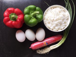 1、蛋炒饭,准备好食材。