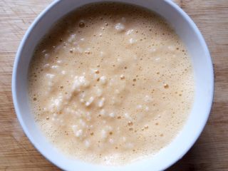 2、蛋炒饭,鸭蛋打入米饭中拌匀，静置一会儿。