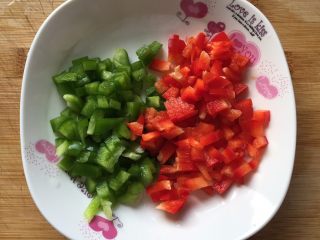 5、蛋炒饭,青红椒切丁备用。