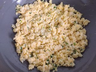 7、蛋炒饭,倒入米饭炒散