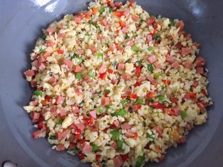 11、蛋炒饭,所有食材翻炒均匀即可，关火出锅。