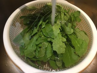 3、荠菜豆腐羹,荠菜连根冲洗干净