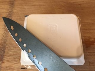 5、荠菜豆腐羹,豆腐盒上斜切一小角