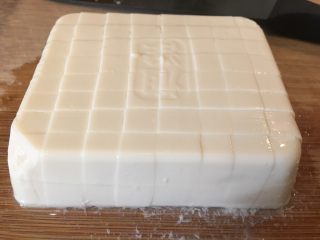 8、荠菜豆腐羹,豆腐切1x1cm大小