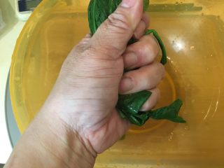 11、荠菜豆腐羹,挤干多余的水分