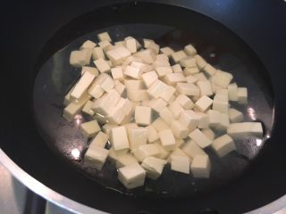 14、荠菜豆腐羹,利用刚刚的沸水川烫豆腐