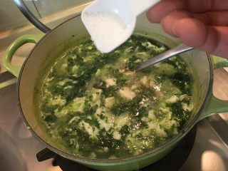 22、荠菜豆腐羹,加盐调味