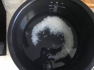 4、紫薯银耳粥,加入适量的清水，放入电饭煲内开始煮