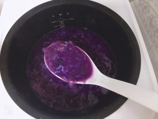 11、紫薯银耳粥,煮好后，用勺子把紫薯压碎（个人习惯），粥是顺滑粘稠的