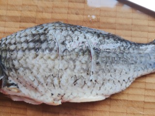 2、豆腐鱼头汤,鲫鱼处理干净，在鱼身两面割两刀（如果是鱼头，这一步可以省略）