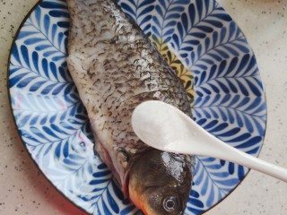 4、豆腐鱼头汤,撒上一小勺细盐