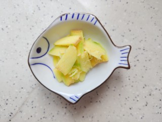 7、豆腐鱼头汤,生姜去皮洗净之后切成薄片，备用