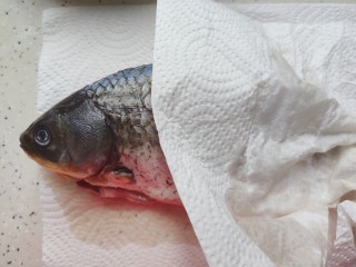 8、豆腐鱼头汤,用厨房纸擦干鲫鱼