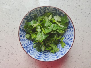 9、豆腐鱼头汤,香菜切碎