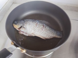 12、豆腐鱼头汤,待锅内油热，下鲫鱼