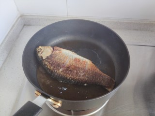 13、豆腐鱼头汤,煎至两面金黄