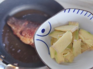 14、豆腐鱼头汤,加入生姜