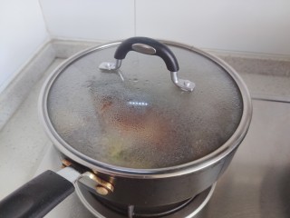 18、豆腐鱼头汤,盖上锅盖，转中小火焖煮15-20分钟