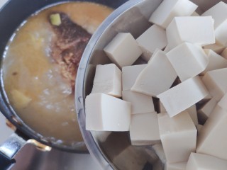 19、豆腐鱼头汤,加入豆腐