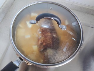 20、豆腐鱼头汤,盖上锅盖，继续焖煮10-15分钟