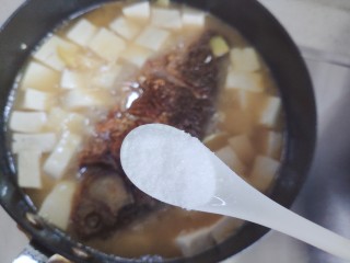 21、豆腐鱼头汤,加一小勺细盐