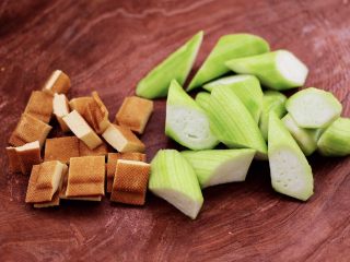 2、番茄香干烩丝瓜,把丝瓜去皮后，用刀切成菱形块，香干洗净后用刀切成小块备用。