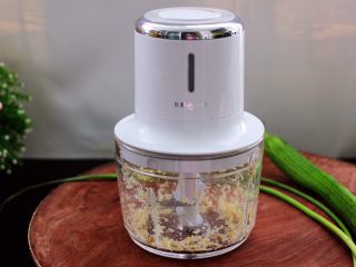 4、番茄香干烩丝瓜,大蒜去皮后，放入东菱无线绞肉机里，绞碎后取出备用。