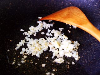 5、番茄香干烩丝瓜,锅烧热后，倒入花生油烧热后爆香蒜末。