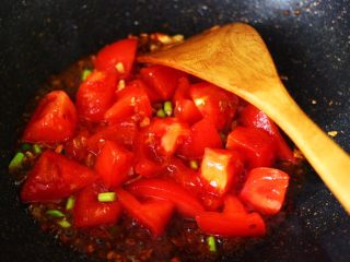 8、番茄香干烩丝瓜,加入切块的番茄。