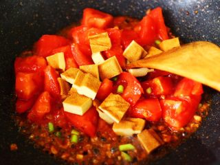 9、番茄香干烩丝瓜,大火继续翻炒至番茄块变软，加入切小块的香干。