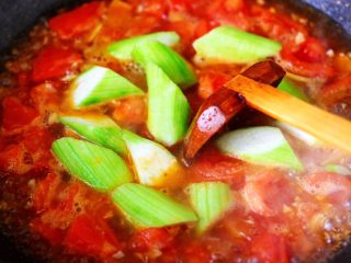 13、番茄香干烩丝瓜,大火煮沸后，放入切块的丝瓜。