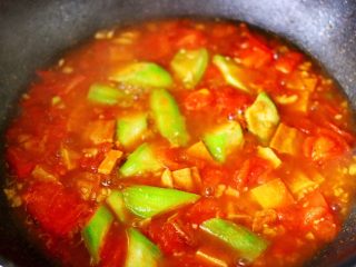 14、番茄香干烩丝瓜,煮沸后小火慢慢炖至汤汁浓稠的时候。