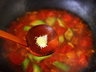 15、番茄香干烩丝瓜,这个时候加入鸡精调味。