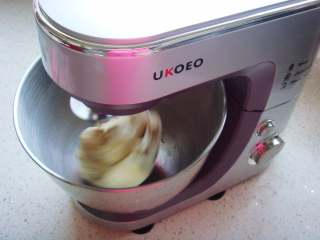 3、豆沙麻花棒,开始和面。