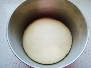 5、豆沙麻花棒,发酵至两倍大。